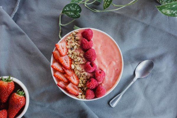 deliciously-dressed-smoothie-bowl-with-berries